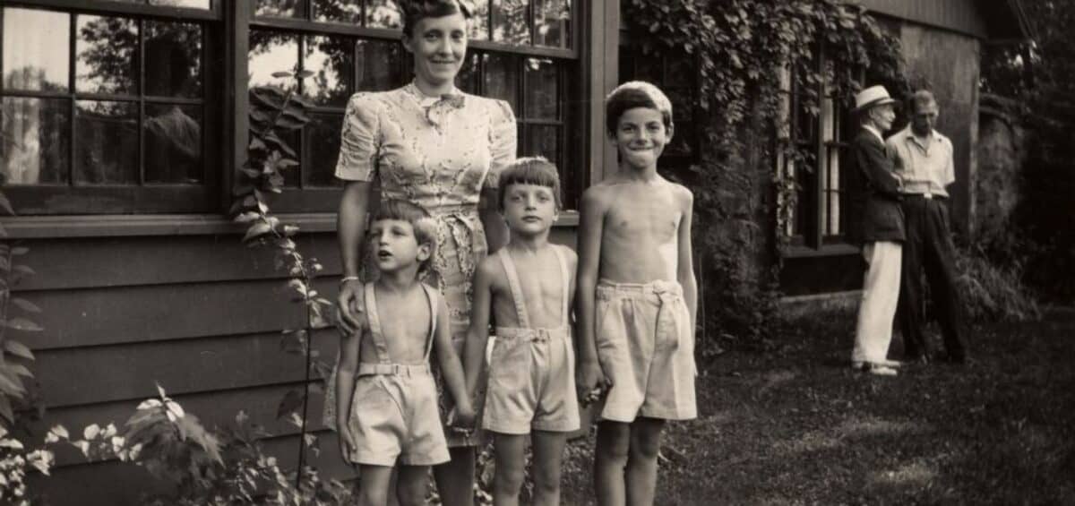 old-black-and-white-photograph-of-family